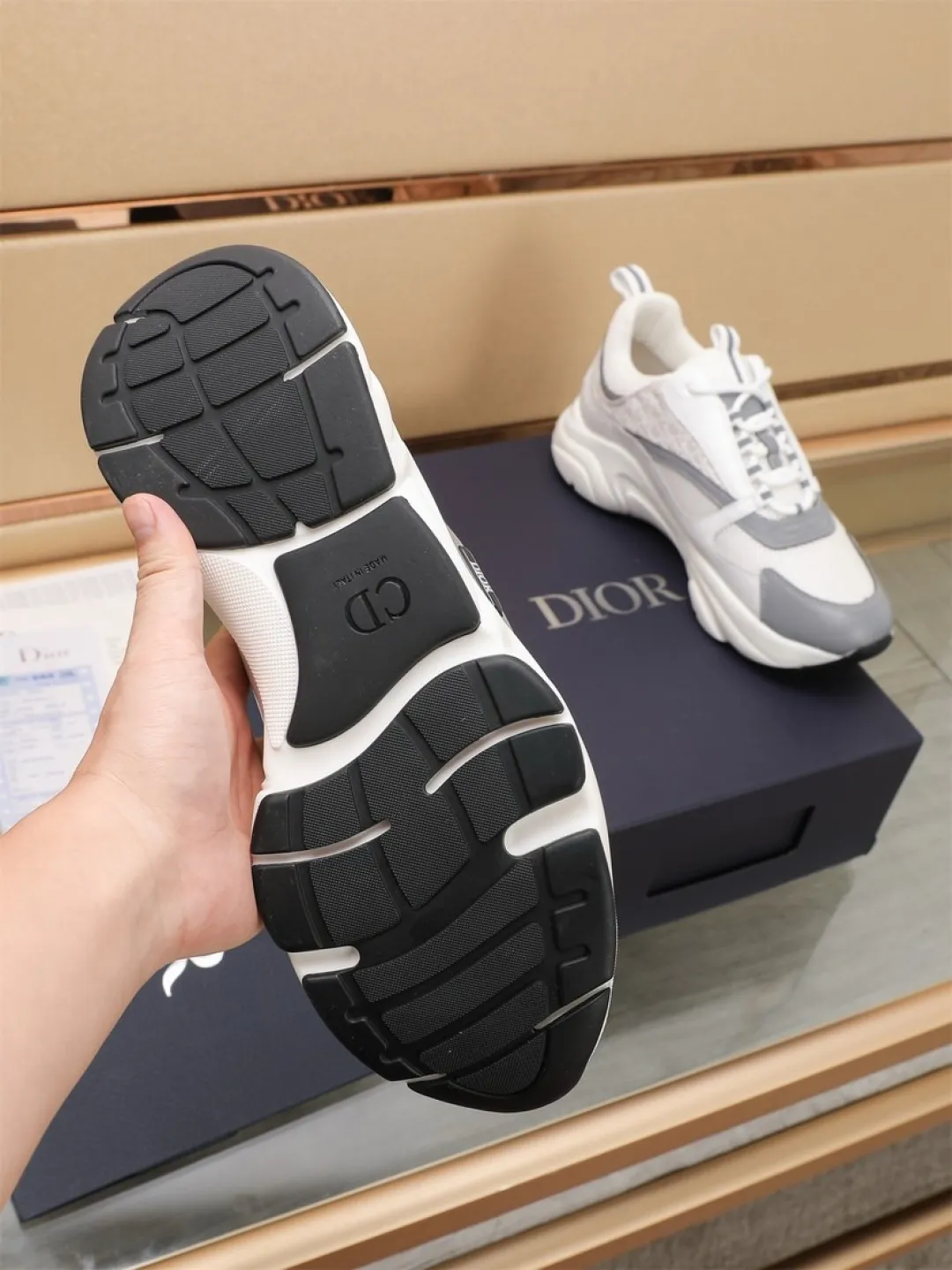 Men's shoes 💰P460💰【Dior】Dior✨ is online at the same time👏 This casual sneaker is a new product in the series and continues Di*r's classic style. The upper is made of original mesh and cow leather, with a two-color textured outsole, and the brand's iconic details on the rear collar and heel to enhance the style. Fashionable and versatile. Wear it with jeans or slacks for a casual look. Size: 38-44 (45 customized)